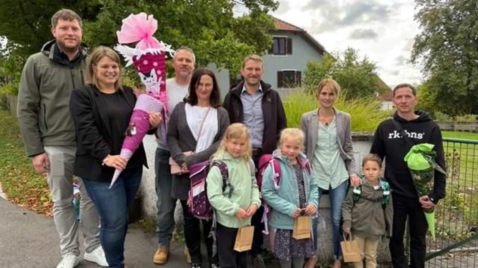 An der Ehenfelder Grundschule wurden heuer ganze drei Kinder eingeschult. Stadtrat Christian Gnan (hinten 3. von rechts) überreichte den ABC-Schützen jeweils einen Loop mit der Aufschrift „I bin a Hirschauer Stückl”. Vorne die drei Schulneulinge von links: Louisa Bauer, Klara Auer und Lukas Meier. (Bild: Lisa-Maria Rösch)