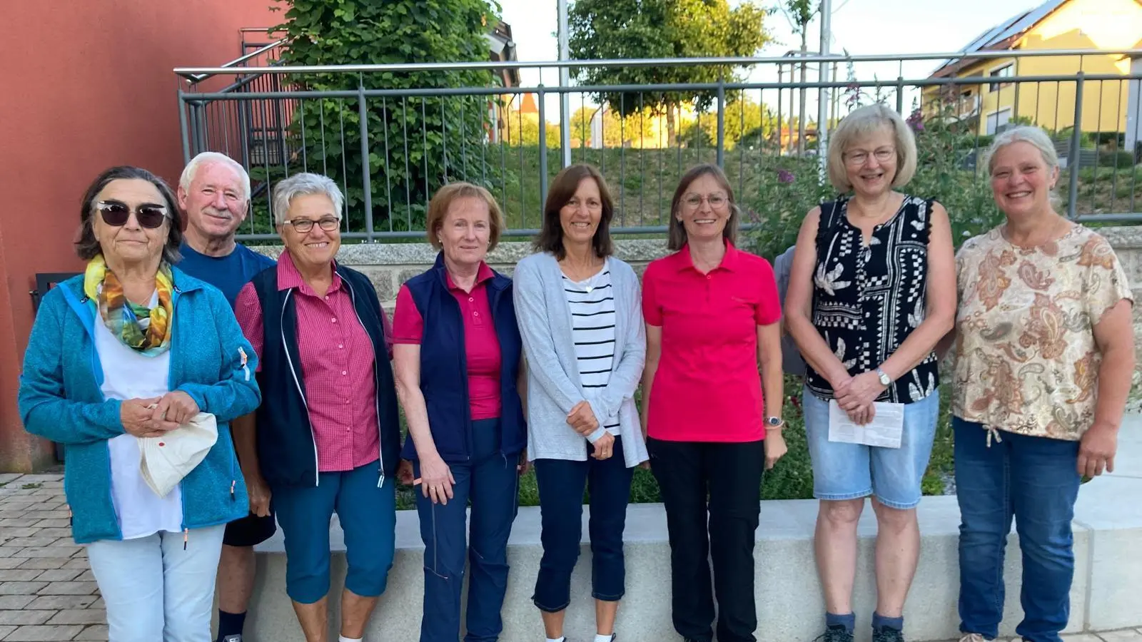 Der harte Kern der Pilger: mit KDFB-Vorsitzende rClaudia Rupprecht (rechts), Vorsitzender der Gymnastikgruppe Marga Schieder-Beierl (Dritte von rechts) und links von ihr die Vorsitzende der Frauengruppe Manuela Weißenburger (Bild: Claudia Rupprecht)