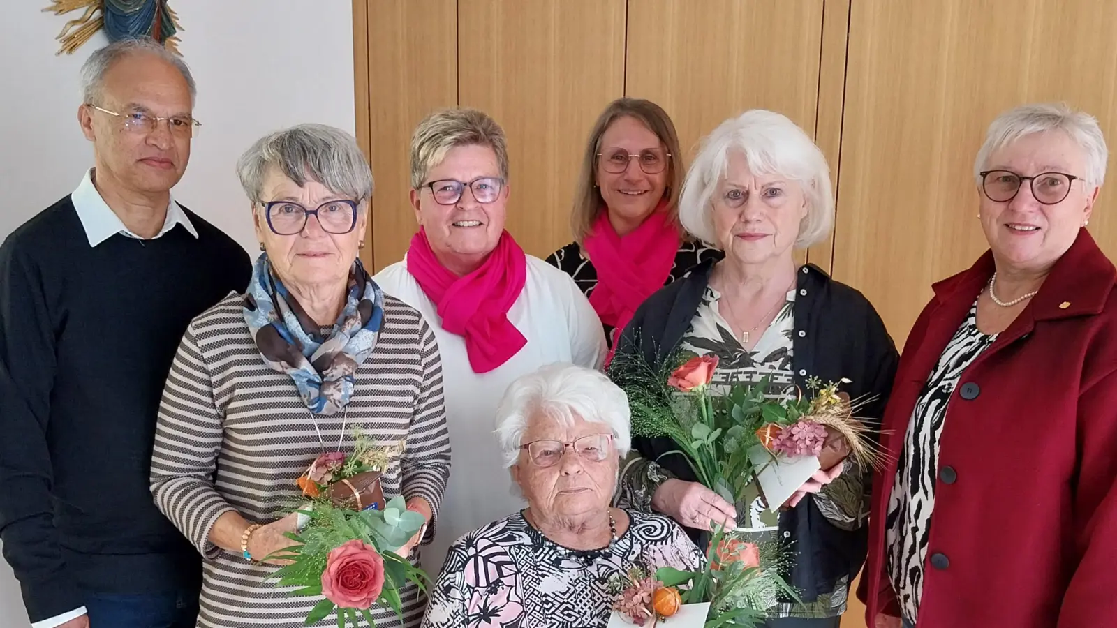 Pfarrer Puthenchira, Angelika Vogl vom Bezirk Weiden und das Führungsteam des katholischen Frauenbund Kohlberg ehren drei Frauen für ihre langjährige Treue zum Verein. (Bild: Andrea Gagulic)