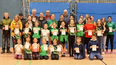 Stolz präsentieren die Geehrten ihre Urkunden und Abzeichen (Bild: Michael Waldmann)