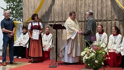 Pfarrer Hubert Bartel, Pfarrgemeinderat und Kirchenverwaltung gratulieren Mesner Ferdinand Schönberger (Bild: Thomas Kreinhöfner)