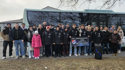 Die Jugendfußballer, Betreuer und Anhänger bei der Ankunft vor der Regentalhalle in Nittenau. Laut Veranstalter sorgten die mitgereisten Mehlmeisler Fans während des Turniers für die beste Stimmung und Anfeuerung für ihr Team.<br>Bild.. Matthias Ehlich (TSV Mehlmeisel) (Bild: Wolfgang Kraus)