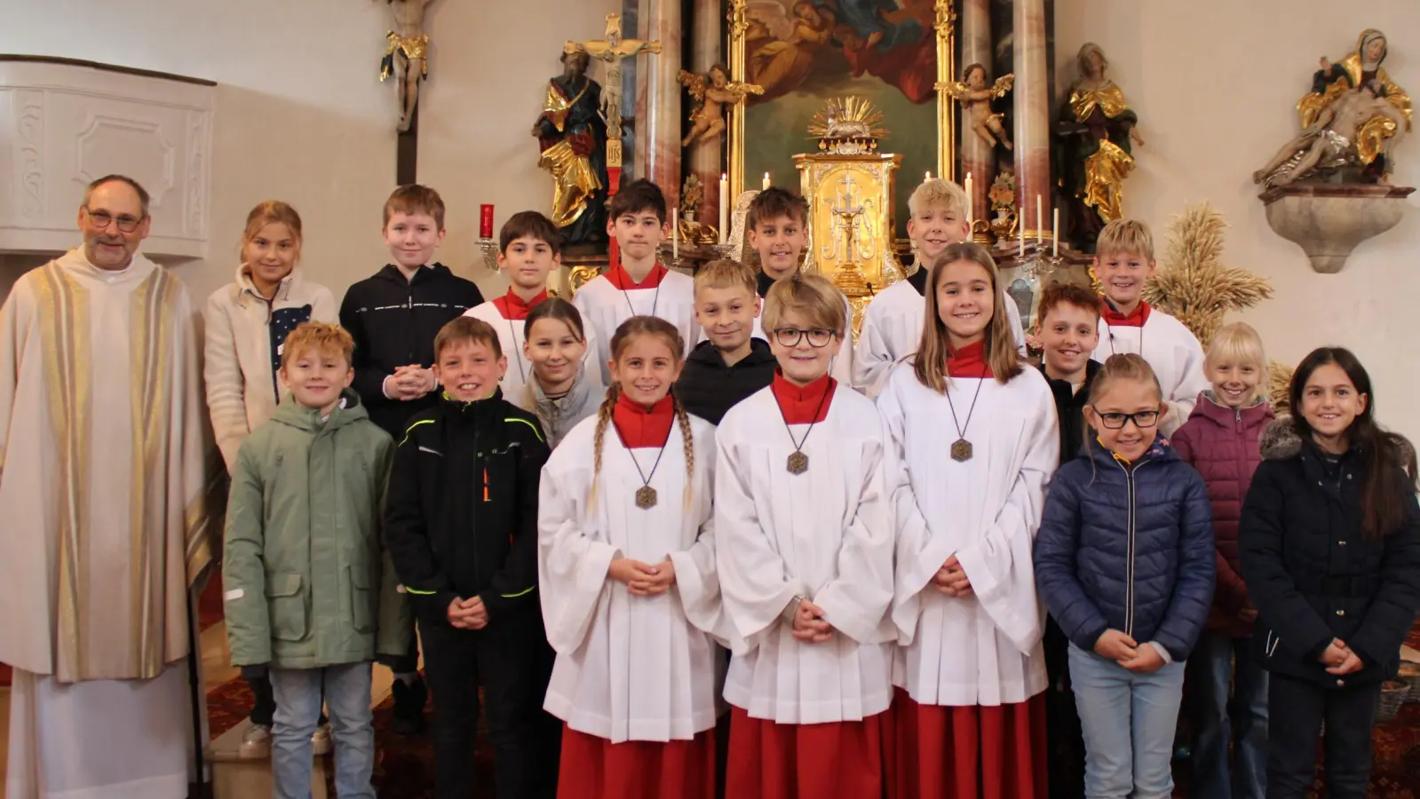 Die Schmidgadener Ministranten mit Pfarrer Wagner (Bild: Anita Ries)