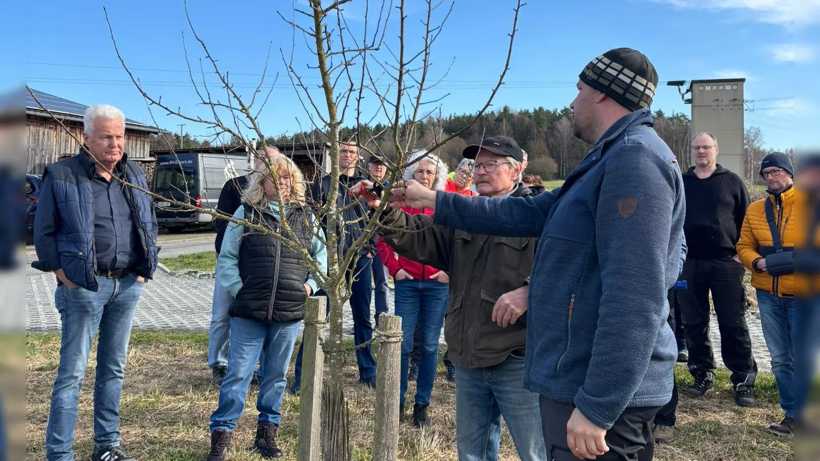 Markus Fuchs vom LRA Amberg-Sulzbach zeigt den richtigen Schnitt. (Bild: Christian Wiesneth)