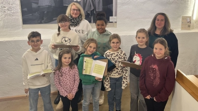 Im Bild: vorne die Kinder des G.A.N.S. Vereins, hinten links Andrea Schwägerl, Familienbeauftragte, hinten rechts Katja Robl vom G.A.N.S. Verein. (Bild: Melanie Wenisch)