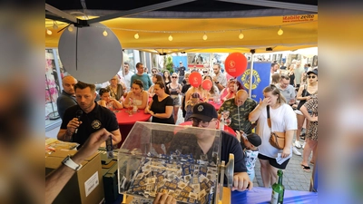 Der Andrang war riesig, als die Lostrommel des Lions Clubs Goldene Straße Weiden beim Bürgerfest gedreht wurde (Bild: Hubert Schober)