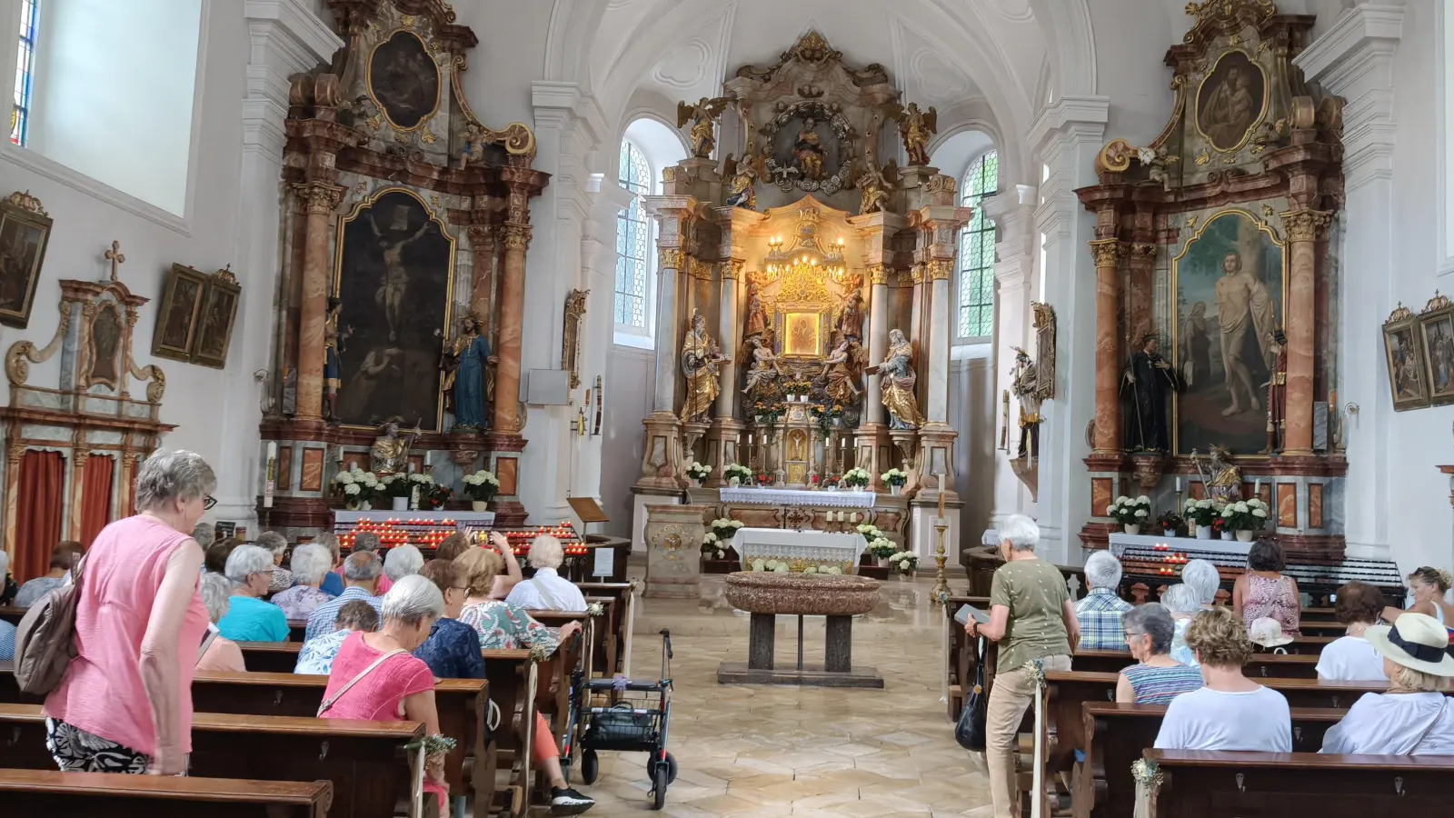 In der Wallfahrtskirche Maria Heilbrünnl verweilte die Ausflugsgruppe zur Andacht. (Bild: Christa Sternkopf)