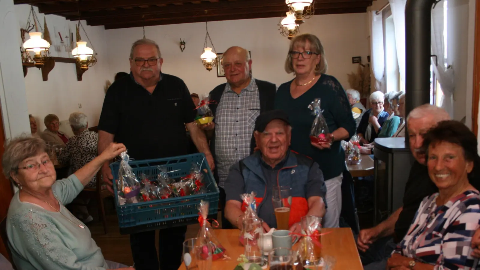 Richtige kleine „Schätze“ verbargen die Folien, die Erika Stock, Ingrid und Erich Menl (von links) unter Aufsicht des Vorsitzenden verteilten. (Bild: Erwin Bächer)