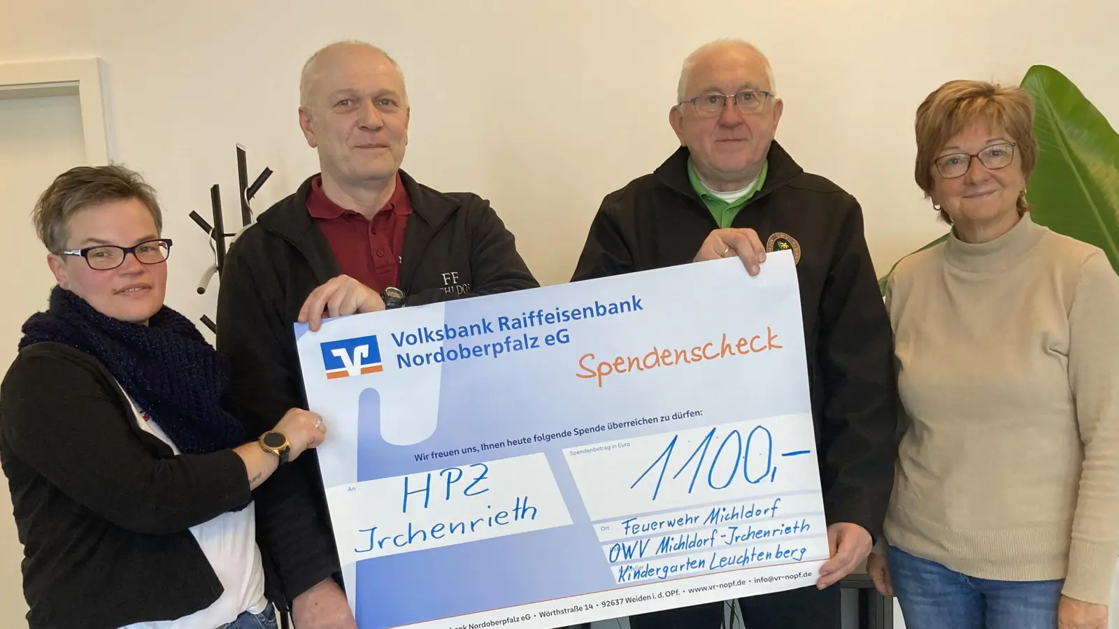 Vizevorstandsvorsitzende Brigitte Kraus (rechts) nahm mit Freude von Ulrike Berlin, Harald Dirnberger und Franz Kindl (von links) symbolisch den Spendenscheck im HPZ in Irchenrieth entgegen. <br> (Bild: Sieglinde Schärtl)
