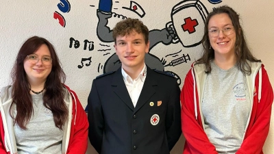 In der Bildmitte der wiedergewählte Jugendrotkreuzleiter Florian Müller mit seinen beiden Stellvertreterinnen Corinna Zupfer (links) und Vivien Hart. (Bild: Tina Schmidkonz)