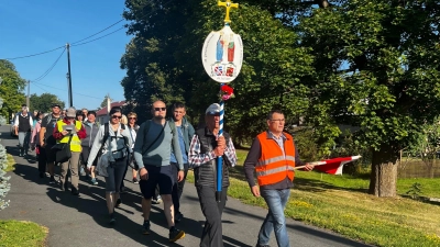 Fußwallfahrer in Hinterkotten (Bild: Reinhard Legat)
