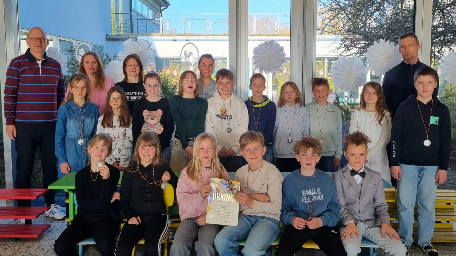 Die erfolgreichen 3. und 4. Klässer der Grundschule zusammen mit der Schulleitung und dem Betreuerteam (hinten von links – Schulleiter Alexander Köstler, Anna Kowaluk, Lisa Roth, Daniela Panzer, Michael Feigel) (Bild: Alisia Fischer)