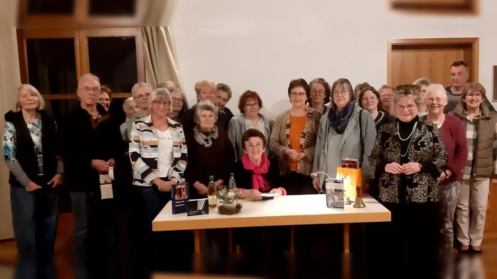 Schriftstellerin Marianne Ach zu Besuch im evangelischen Gemeindehaus in Floß. (Bild: Andrea Mutterer)