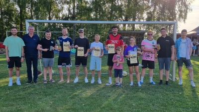 von links: Turnier Organisator Daniel Tretter, VfB Vorstand Josef Hubmann, Vertreter der Einzelnen Mannschaften, ganz rechts: Turnier Organisator Dominik Göhl (Bild: Felix Beimler)