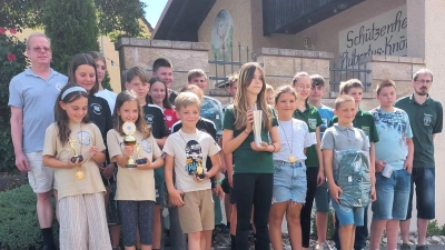 Stolz können die Jungschützen und Schülerschützen des Schützengau Nabburg auf Ihre Ergenisse beim Stumfoll Pokal Schießen sein.Dazu gratulierte Gauschützenmeister Klaus Ketzler ( links ) sowie Gaujugendleiter Andreas Wilhem ( rechts ). (Bild: Andreas Wilhelm)