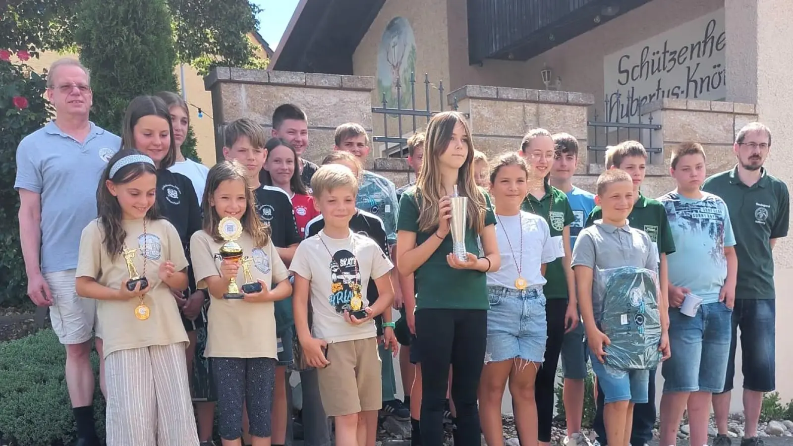 Stolz können die Jungschützen und Schülerschützen des Schützengau Nabburg auf Ihre Ergenisse beim Stumfoll Pokal Schießen sein.Dazu gratulierte Gauschützenmeister Klaus Ketzler ( links ) sowie Gaujugendleiter Andreas Wilhem ( rechts ). (Bild: Andreas Wilhelm)