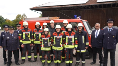 Die erfolgreiche Gruppe der Feuerwehr Lennesrieth samt Schiedsrichter, Feuerwehrvorsitzenden Christian Weig (rechts), Bürgermeister Josef Beimler und Kommandant Michael Stahl (Vierter von links). Mit im Bild die beiden früheren Kommandanten Hubert Stahl (Achter von links) und Georg Wittmann. (Bild: Franz Völkl )