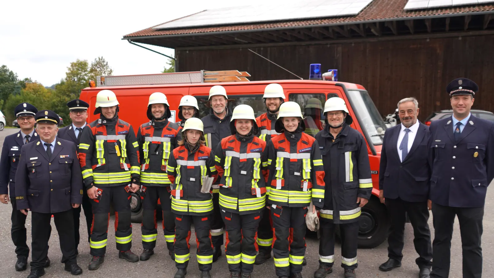Die erfolgreiche Gruppe der Feuerwehr Lennesrieth samt Schiedsrichter, Feuerwehrvorsitzenden Christian Weig (rechts), Bürgermeister Josef Beimler und Kommandant Michael Stahl (Vierter von links). Mit im Bild die beiden früheren Kommandanten Hubert Stahl (Achter von links) und Georg Wittmann. (Bild: Franz Völkl )
