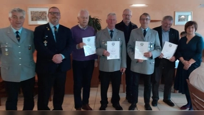 v.li. Hans Ries, Andree Pöppich, Herbert Stöckl, Karl Ries, Martin Schweizer, Franz Probst, Franz Fenzl, 3. Bgm. Theresia Dobler. (Bild: Werner Zitzmann)