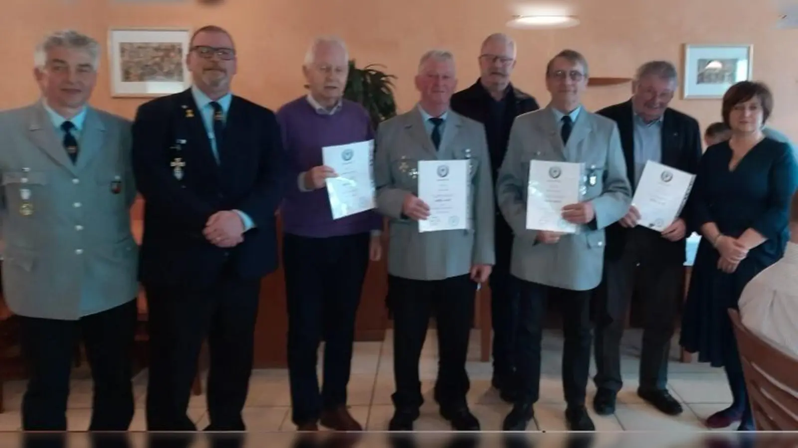 v.li. Hans Ries, Andree Pöppich, Herbert Stöckl, Karl Ries, Martin Schweizer, Franz Probst, Franz Fenzl, 3. Bgm. Theresia Dobler. (Bild: Werner Zitzmann)