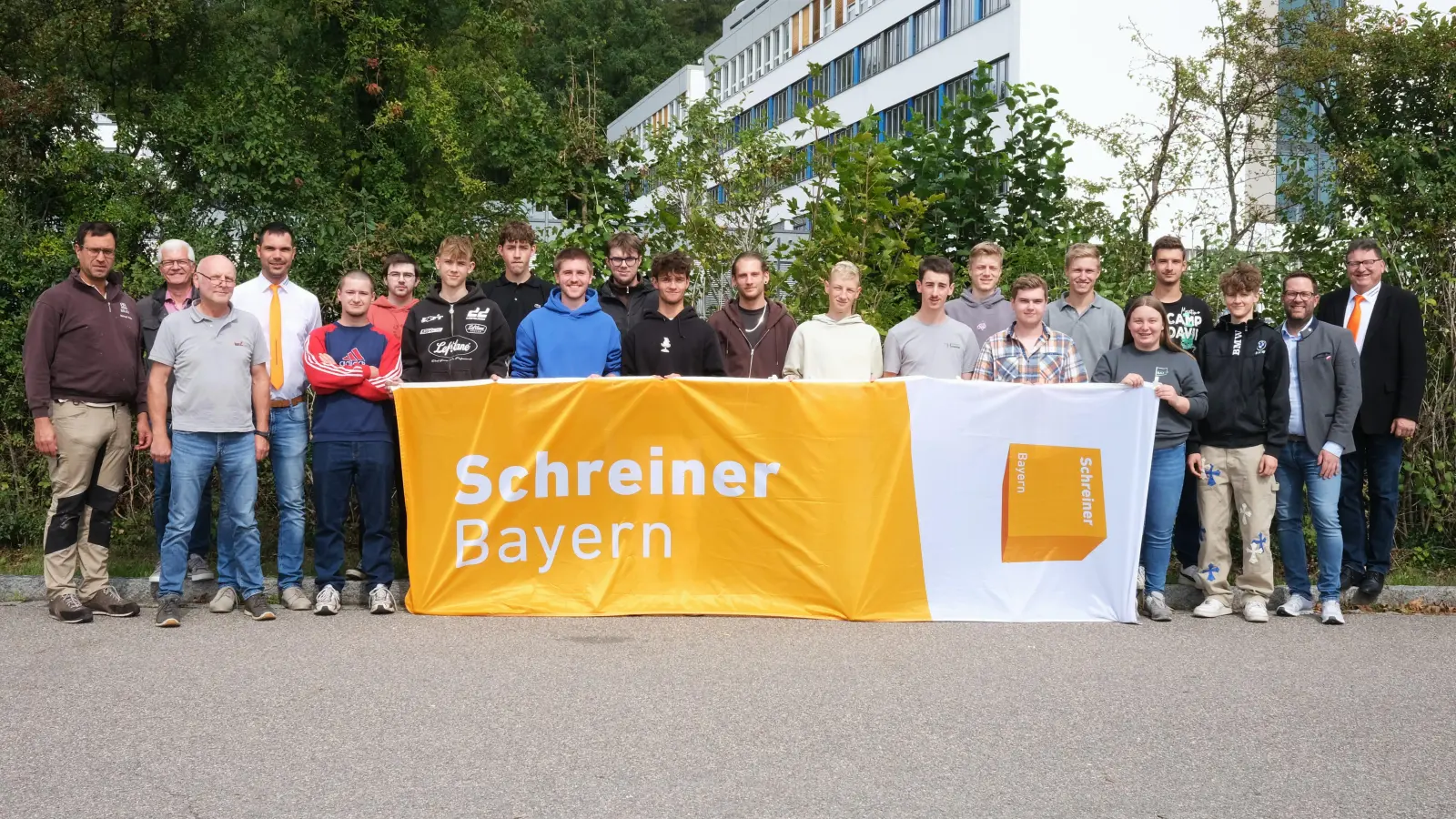 Obermeister Werner Schönberger und Kreishandwerksmeister Florian Danzl (von rechts) hießen gemeinsam mit weiteren Innungsvertretern und Lehrkräften (links) die neuen Lehrlinge der ersten Fachklasse willkommen.  (Bild: Rudi Hirsch )