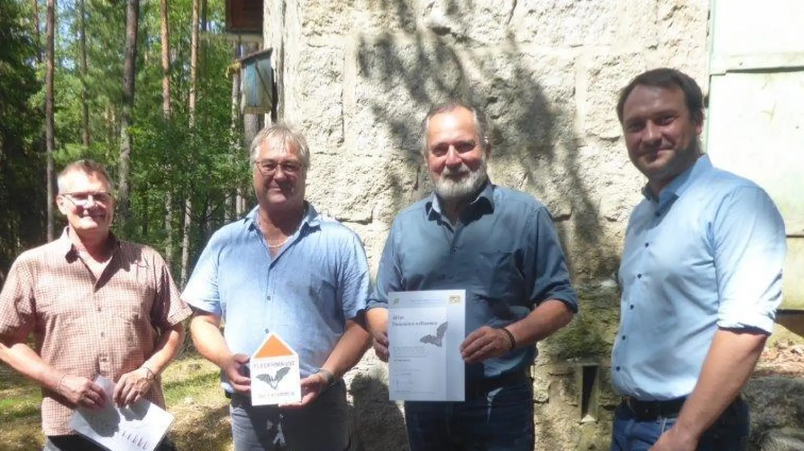 Von rechts nach links: Thomas Prey, Geschäftsführer der VG Nabburg, Frank Zeitler, Bürgermeister der Stadt Nabburg und der VG, Rudolf Scharf, Bauhofleiter, und Birgit Simmeth, Gebietsbetreuerin vom Naturpark Oberpfälzer Wald und Oberpfälzer Seenland. (Bild: Birgit Simmeth)