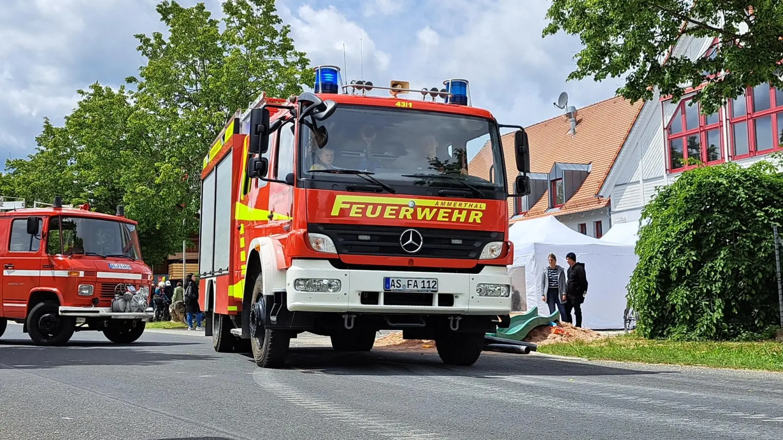 Das Löschfahrzeug der FF Ammerthal auf dem Weg zur Rundfahrt mit den Kindern. Im Hintergrund das ehemalige LF 8 der Ammerthaler Wehr.  (Bild: Moritz Koberstein)