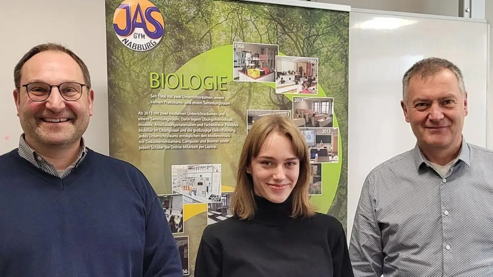 Magda Rißland hat sich für die zweite Runde der 35. Internationalen Biologie-Olympiade qualifiziert. Michael Sontheim (Fachschaftsleiter Biologie, Links) und Schulleiter Christian Schwab (Rechts) gratulieren ihr. (Bild: Andreas Fröhlich/exb)