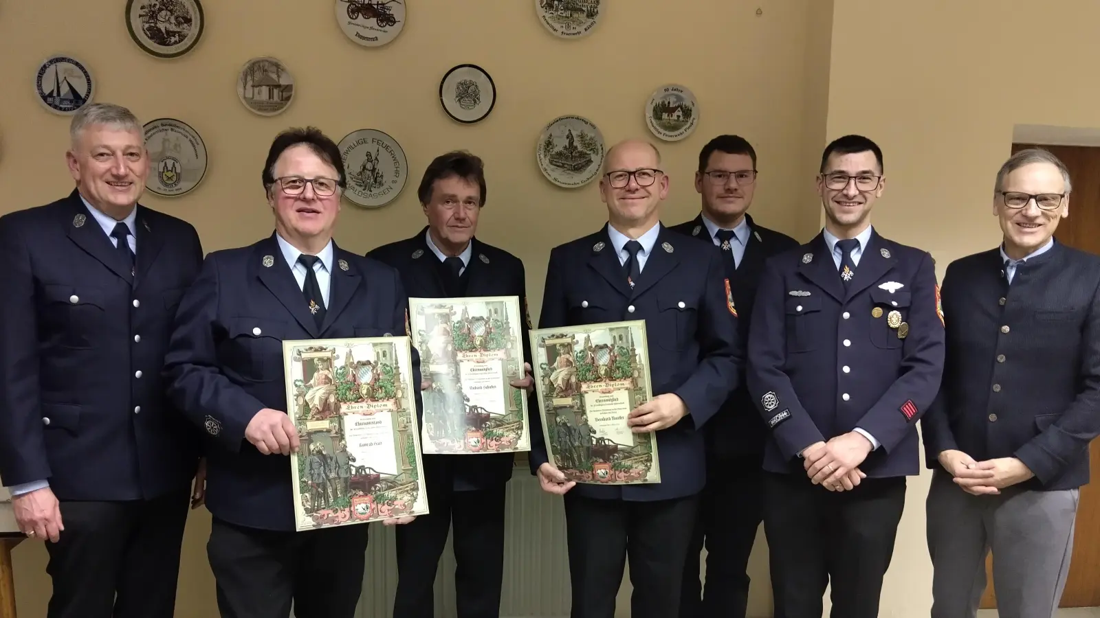 Die neuen Ehrenmitglieder und der neue Ehrenvorstand<br>von links Markus Scharnagl(zweiter Bürgermeister), Konrad Hart (Ehrenvorstand), Richard Schicker (Ehrenmitglied), Bernhard Rustler (Ehrenmitglied), Dominik Schicker (zweiter Vorstand), Christoph Rustler (1.Vorstand), Bernd Sommer (Bürgermeister) (Bild: Stefanie Siller)