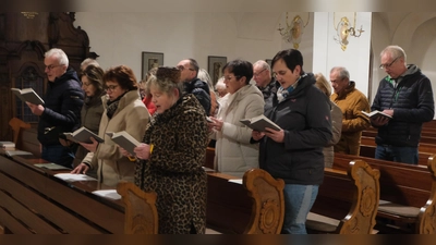 Vorher im Dankgottesdienst bei Pfarrer Max Früchtl, nachher beim gemütlichen Beisammensein im Familiengasthof Schaller trafen sich am Mittwoch die freiwilligen Mitarbeiterinnen und Mitarbeiter in der katholischen Pfarrgemeinde St. Johannes der Täufer. (Bild: Fred Lehner)