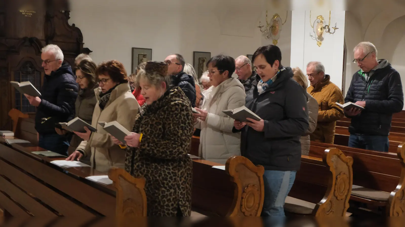 Vorher im Dankgottesdienst bei Pfarrer Max Früchtl, nachher beim gemütlichen Beisammensein im Familiengasthof Schaller trafen sich am Mittwoch die freiwilligen Mitarbeiterinnen und Mitarbeiter in der katholischen Pfarrgemeinde St. Johannes der Täufer. (Bild: Fred Lehner)