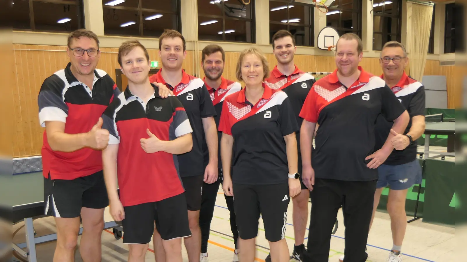 Einige Aktive der Herrenmannschaften des Tischtennisvereins. (Bild: Michael Eckl)