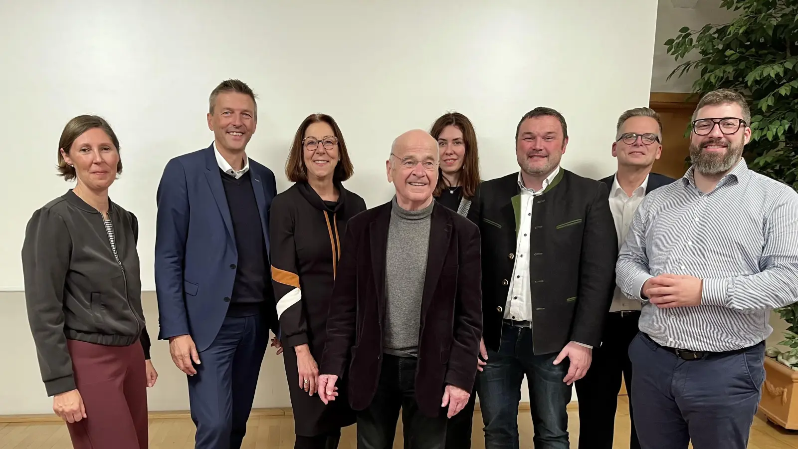 Austausch zum Thema Ausbildung: Maximilian Wies, Alexander Brittinger, Anton Kunz (Kreisentwicklung Tirschenreuth), Lisa Wunderlich (Kreisentwicklung), Siegfried Bühner, Elisabeth Junkawitsch, Vorsitzender Jürgen Spickenreuther und Viola Vogelsang-Reichl von der Initiative Pro Ausbildung setzen sich für den Nachwuchs ein. <br>  (Bild:  Martina Auer-Bertelshofer     )