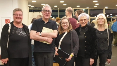 Einige Sängerinnen nutzten in der Pause die Gelegenheit für ein Foto mit dem Dirigenten Howard Arman.  (Bild: Christa Holm )