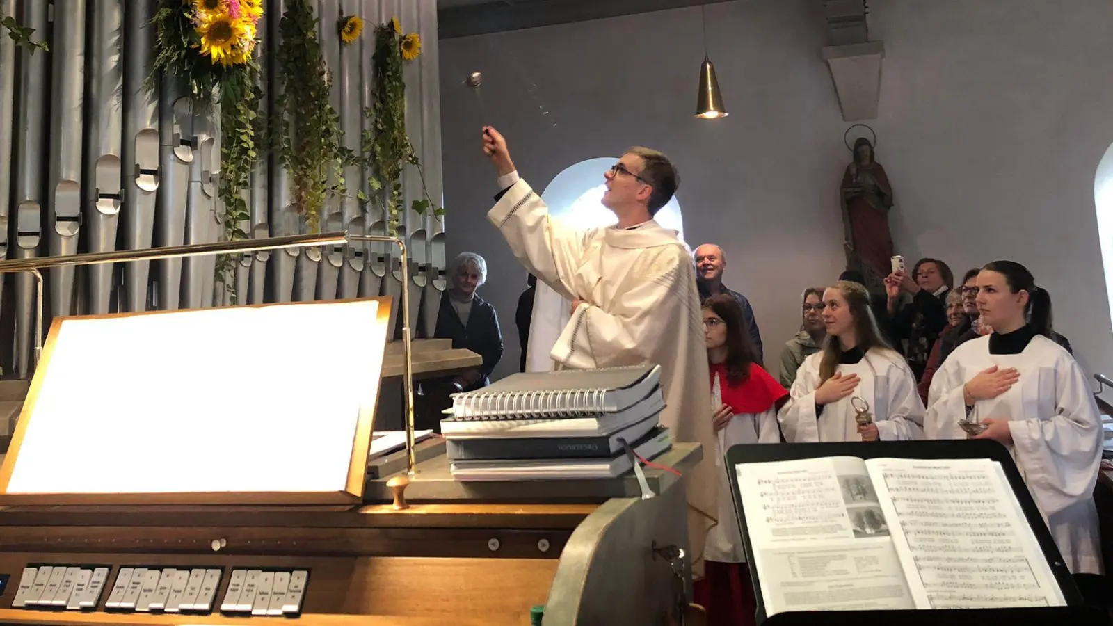  Stadtpfarrer Thomas Kopp segnet die generalsanierte Weise-Orgel aus dem Jahr 1953 (Bild: Josef Schieder)