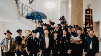 Große Freude im bayerischen Staatsministerium: Staatsminister Hubert Aiwanger (Mitte) mit der Delegation der Feuerwehr Saltendorf. Nach zünftiger Musik, bestandener Prüfung und der Übergabe von regionalen Präsenten ist die Ehrenschirmherrschaft für das Jubiläumsfest 2027 offiziell besiegelt. (Bild: Manuel Schlosser)