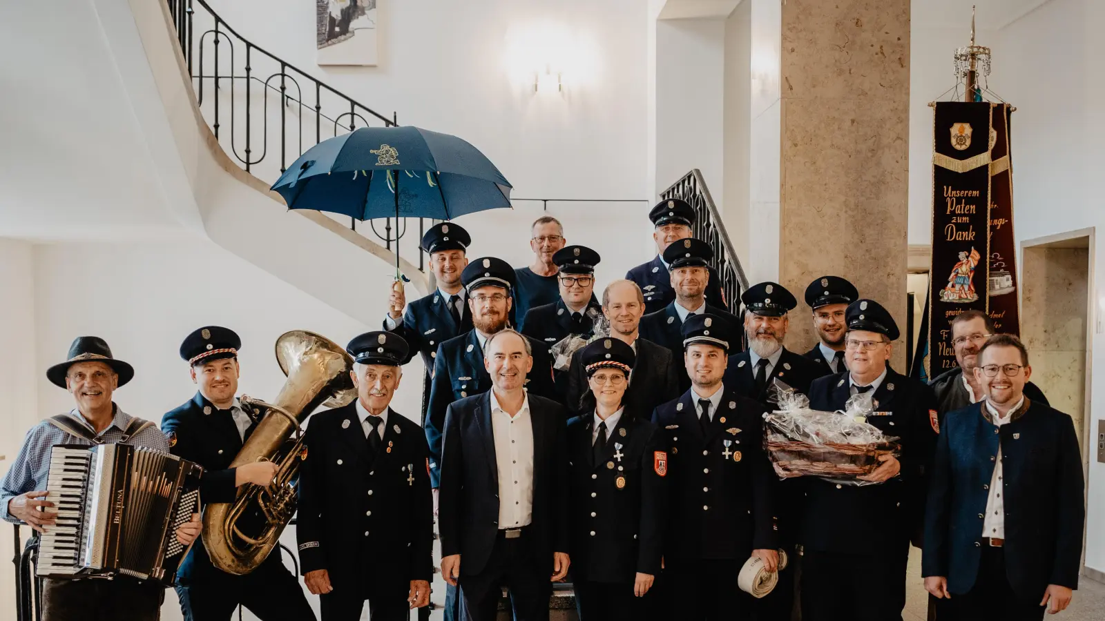 Große Freude im bayerischen Staatsministerium: Staatsminister Hubert Aiwanger (Mitte) mit der Delegation der Feuerwehr Saltendorf. Nach zünftiger Musik, bestandener Prüfung und der Übergabe von regionalen Präsenten ist die Ehrenschirmherrschaft für das Jubiläumsfest 2027 offiziell besiegelt. (Bild: Manuel Schlosser)