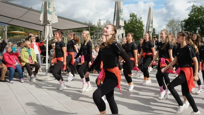 Die Tanzgruppe der Arbeiterwohlfahrt Grün-Weiß Oberviechtach begeisterte bei ihrem Auftritt an der Kugelwirtschaft. <br> (Bild: Rudolf Hirsch)