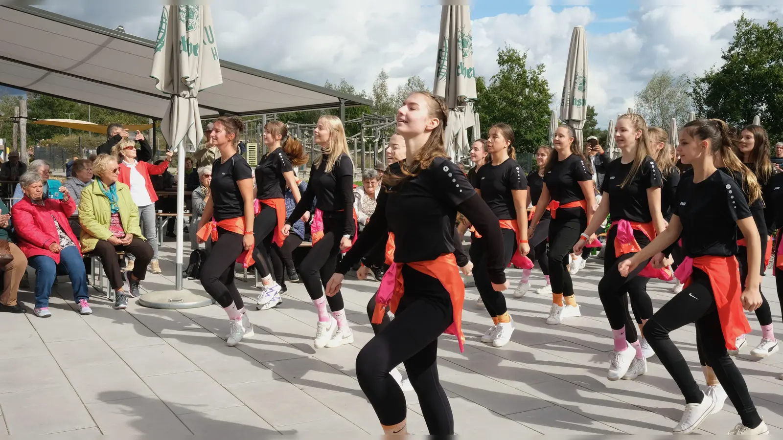 Die Tanzgruppe der Arbeiterwohlfahrt Grün-Weiß Oberviechtach begeisterte bei ihrem Auftritt an der Kugelwirtschaft. <br> (Bild: Rudolf Hirsch)