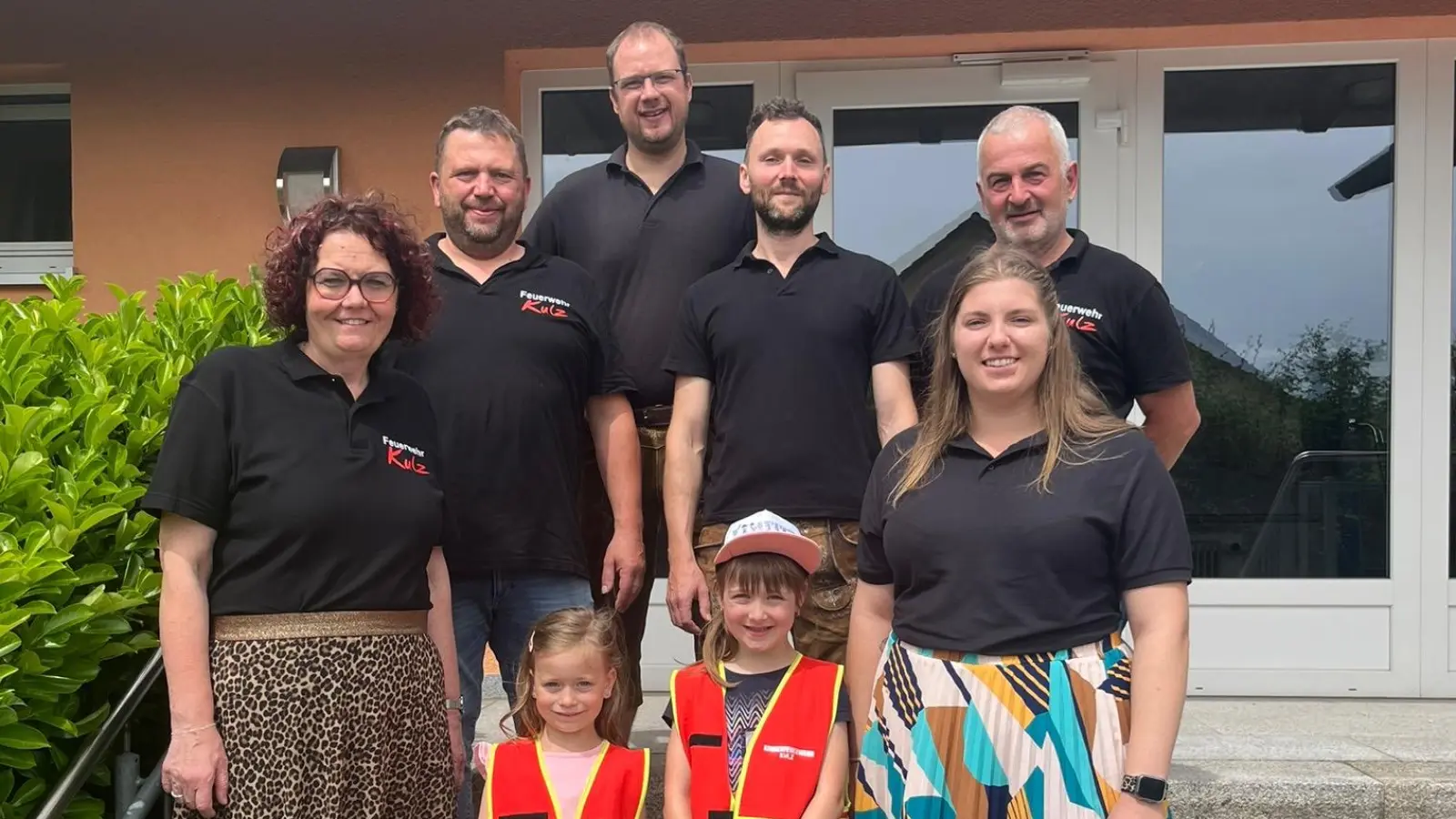Die Neuaufnahmen der Kinderfeuerwehr mit den Betreuerinnen Annalena Schauer und Sabine Uschold mit 1. Vorstand Thomas Krämer, 1. Kommandat Markus Uschold, 2. Vorstand Andreas Kraus, 2. Kommandat Michael Kulzer. (Bild: Sabrina Schwendner)