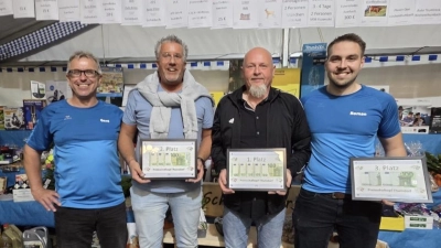 Auf dem Bild von links nach rechts: Gerhard Oberst „Schafkopfchef” und 1. Vorstand der SpVgg; Julian Ziegler aus Schnaittach ( 2. Platz ); Jürgen Edl aus Speinshart ( 1. Platz ); Roman Lachnitt aus Thurndorf ( 3. Platz﻿). (Bild: Herbert Ziegler / Gerhard Oberst)