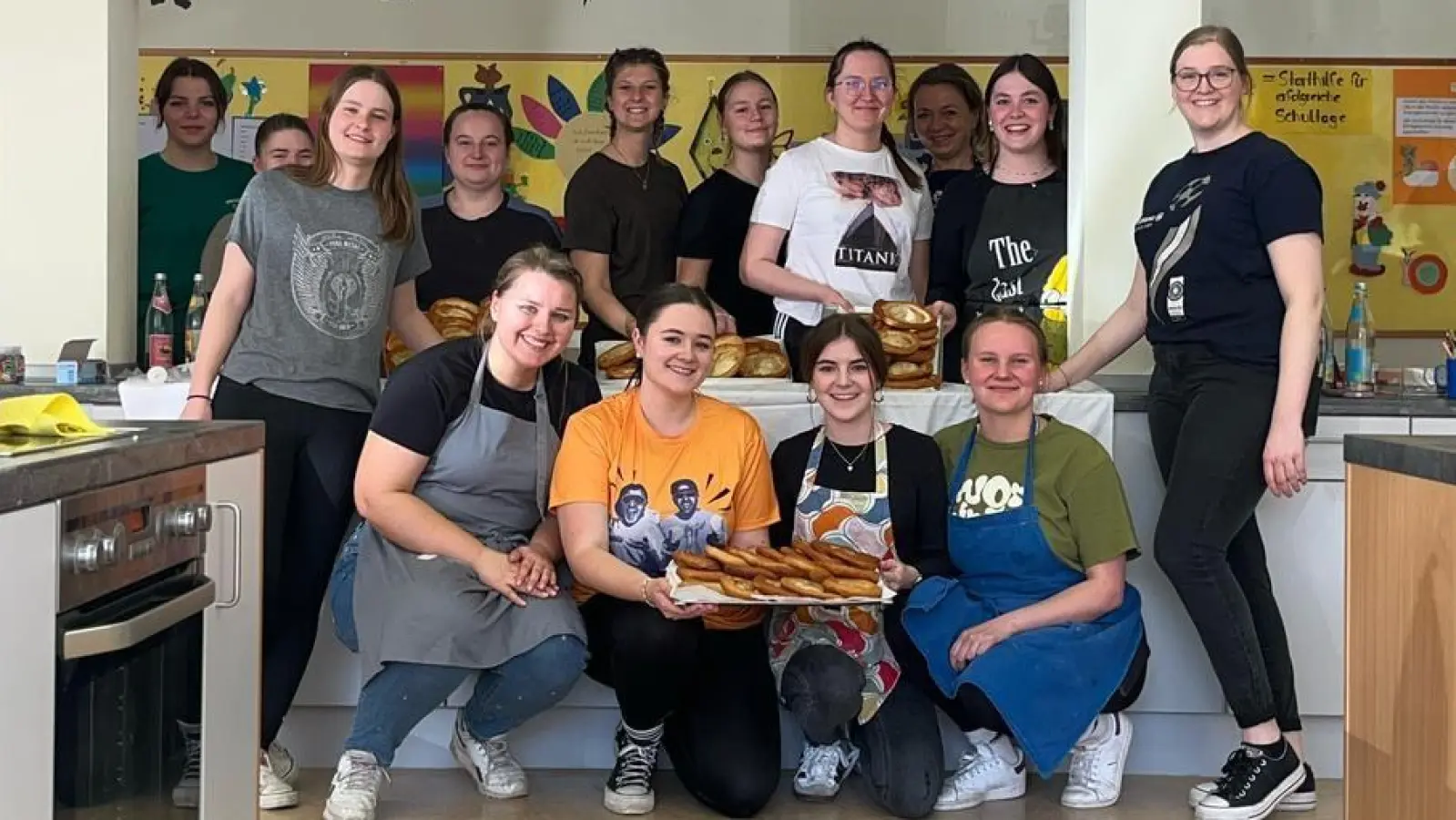 Kirwamoidln der ELJ Betzenberg und der Kirwagemeinschaft Schwend beim Köichlbacken in der Schulküche Illschwang  (Bild: Natalie Nitzbon )