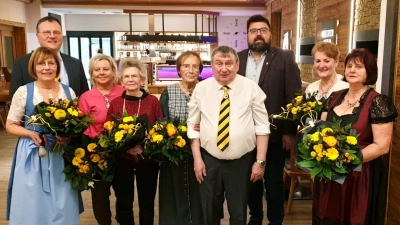 2. Vorsitzender Matthias Stadelmann, Leiterin der Turnabteilung Ruth Meidenbauer, Wirtin Birgit Luber, Ehrenmitglieder Else Luber und Anna Melchner, 1. Vorsitzender Herbert Pickel, Bürgermeister Stefan Frank, langjährige Übungsleiterinnen Ingrid Polster und Brigitte Neidel. (Bild: Sabine Lehmann)