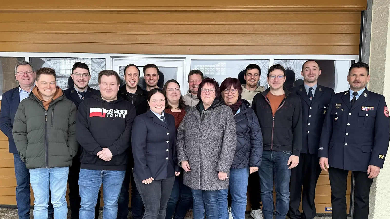 Die neu gewählte Vorstandschaft mit Bürgermeister und Kreisbrandmeister:<br>v.l.: Bürgermeister Martin Prey, Christoph Uschold, Kilian Gleissner, Daniel Lindner, Daniel Böhm, Johannes Uschold, Renate Baier, Ingrid Rückl, Reinhard Schneeberger, Claudia Böhm, Erika Rückl, Johannes Kiener, Markus Baier, Kommandant Michael Rückl und Kreisbrandmeister Andreas Brandstätter. (Bild: Julia Zitzmann)