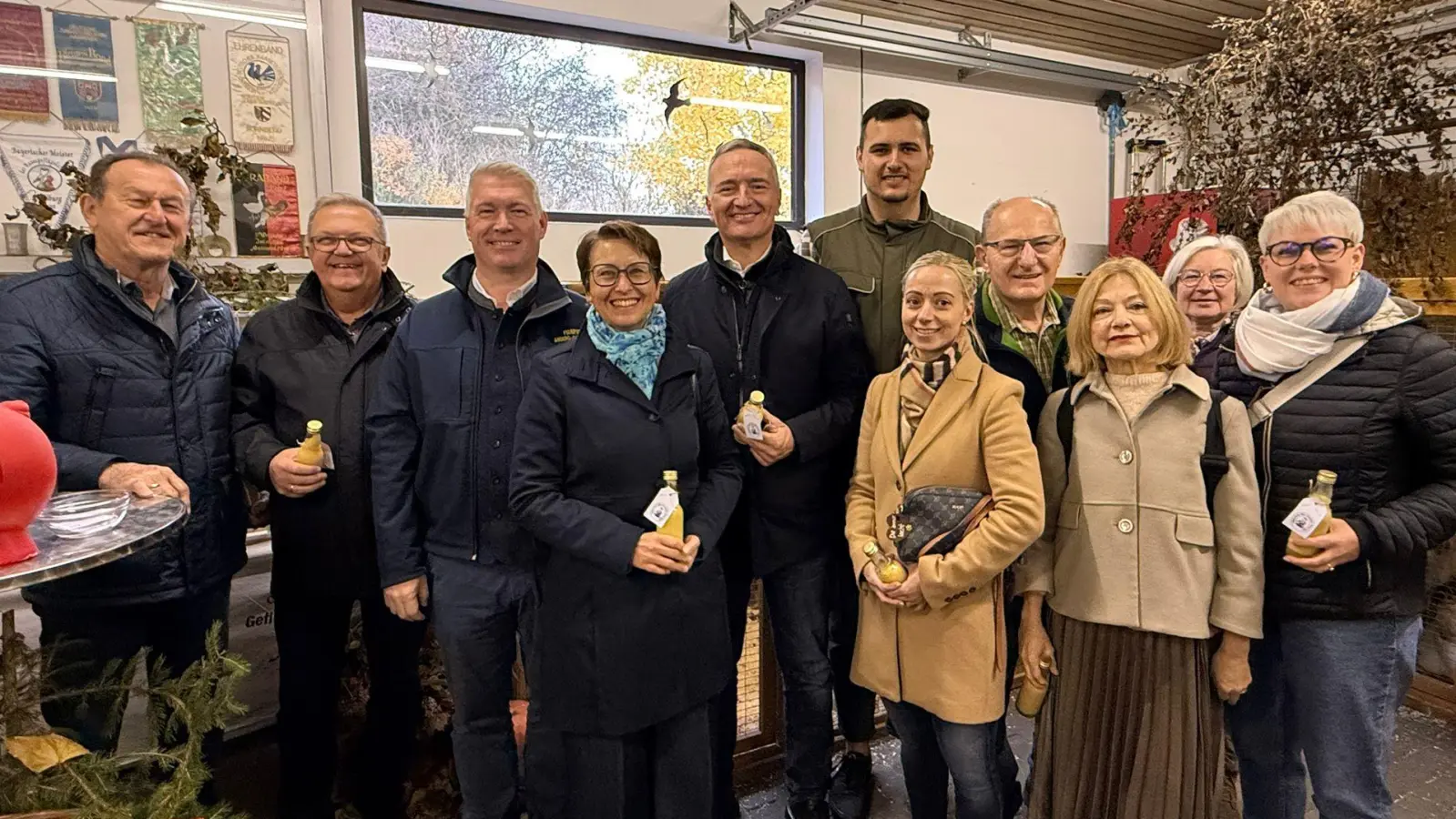 Ehrengäste bei der Eröffnung v.l. Richard Gaßner, Martin Preuß, Stefan Ott, Susanne Hierl, MdB, Dr. <br>Harald Schwartz, MdL, 1. Vorstand GZV Simon Bladeck, Elisabeth Gruber, Hubert Blödt, Veronika Frenzel, Renate Amrhein, Lisa Hartinger.  (Bild: Stefan Bladeck)