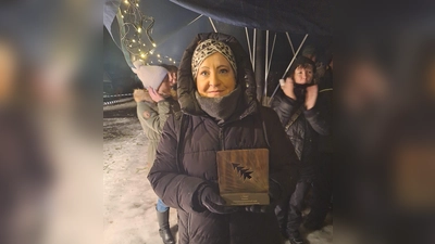 Gewinnerin der Damen, Melanie Haslop mit ihrem Pokal (Bild: Thomas Ackermann)