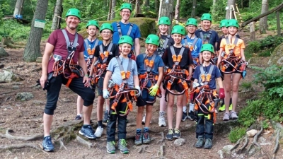 Die Tischtennisjugend des TB Jahn Wiesau beweist auch abseits der Tischtennisplatte viel Geschick beim Klettern im „Kletterwald Oxenkopf”. Links Co-Trainer Nico Roscher, 4. v. li. Jugendleiter Sebastian Meissner (Bild: Markus Schäffler)