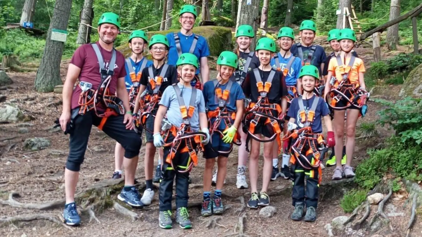 Die Tischtennisjugend des TB Jahn Wiesau beweist auch abseits der Tischtennisplatte viel Geschick beim Klettern im „Kletterwald Oxenkopf”. Links Co-Trainer Nico Roscher, 4. v. li. Jugendleiter Sebastian Meissner (Bild: Markus Schäffler)