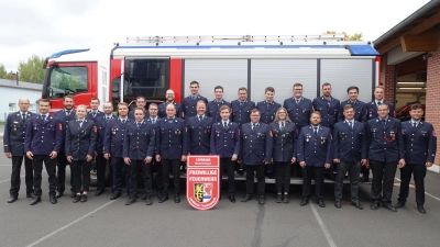 Die Teilnehmer des Maschinistenlehrgangs in Waldsassen mit ihrem Lehrgangsleiter und Kreisbrandmeister Alois Schindler (links) und dem Kreisbrandmeister Felix Kubitschek (rechts). (Bild: Florian Müller)