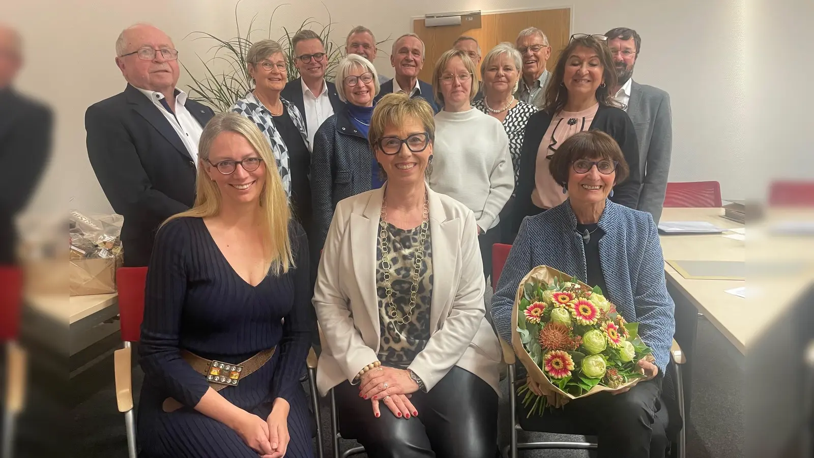 Sabine Zeidler (sitzend, Mitte) ist neue Vorsitzende des Fördervereins für Schwerkranke. Als Stellvertreterinnen stehen ihr und dem Beirat Dr. Ariane Heigl (sitzend, links) und die bisherige Vorsitzende Waltraud Koller-Girke (sitzend, rechts) zur Seite.  (Bild: Friedrich Peterhans, KNO)